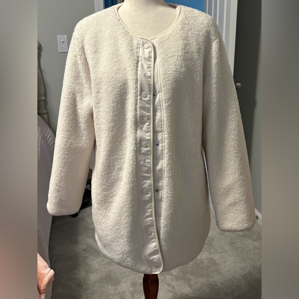 REVERSIBLE WINTER WHITE JACKET KOOKABURRA BY UGG.  SHERPA/QUILTED SNAP CLOSURE
